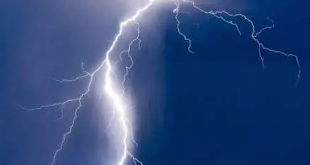 Salento, muore per strada colpito da un fulmine