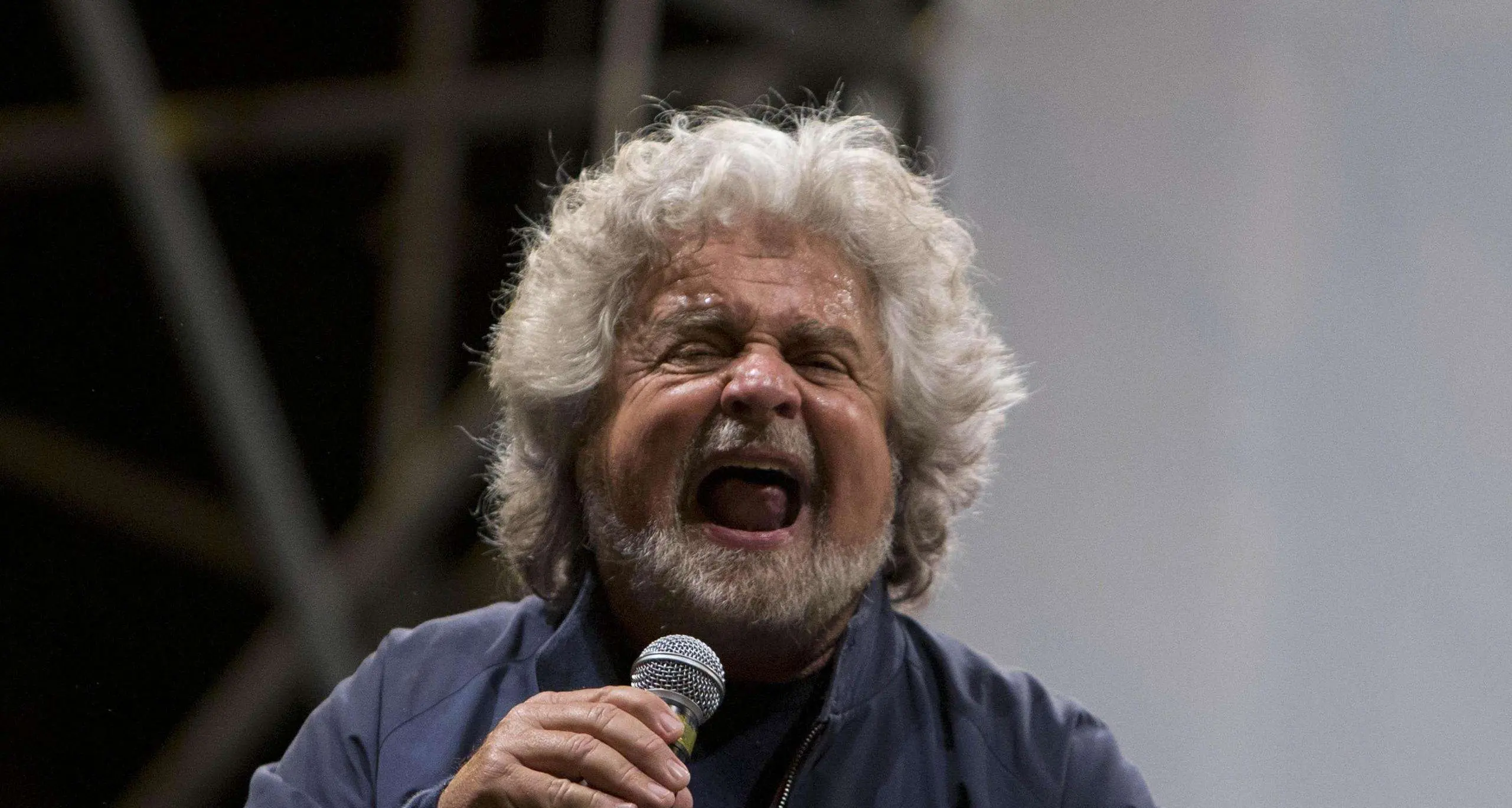 Grillo in rete con il suo contro-messaggio, l'Italia è un ologramma