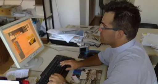 Il dj attacca don Daniele in diretta e poi si scusa