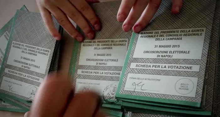 Elezioni regionali 2015: aperti i seggi, si vota. Affluenza ore 12 intorno al 14,5%