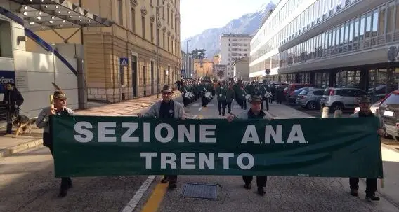 Gli alpini ai politici «Date il buon esempio»