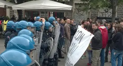 Uova contro Salvini. Renzi: Incivile ma anche lui lo faceva