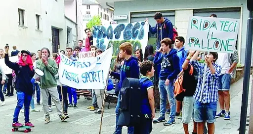 Pallanuoto vietata in piscina: proteste in piazza a Levico