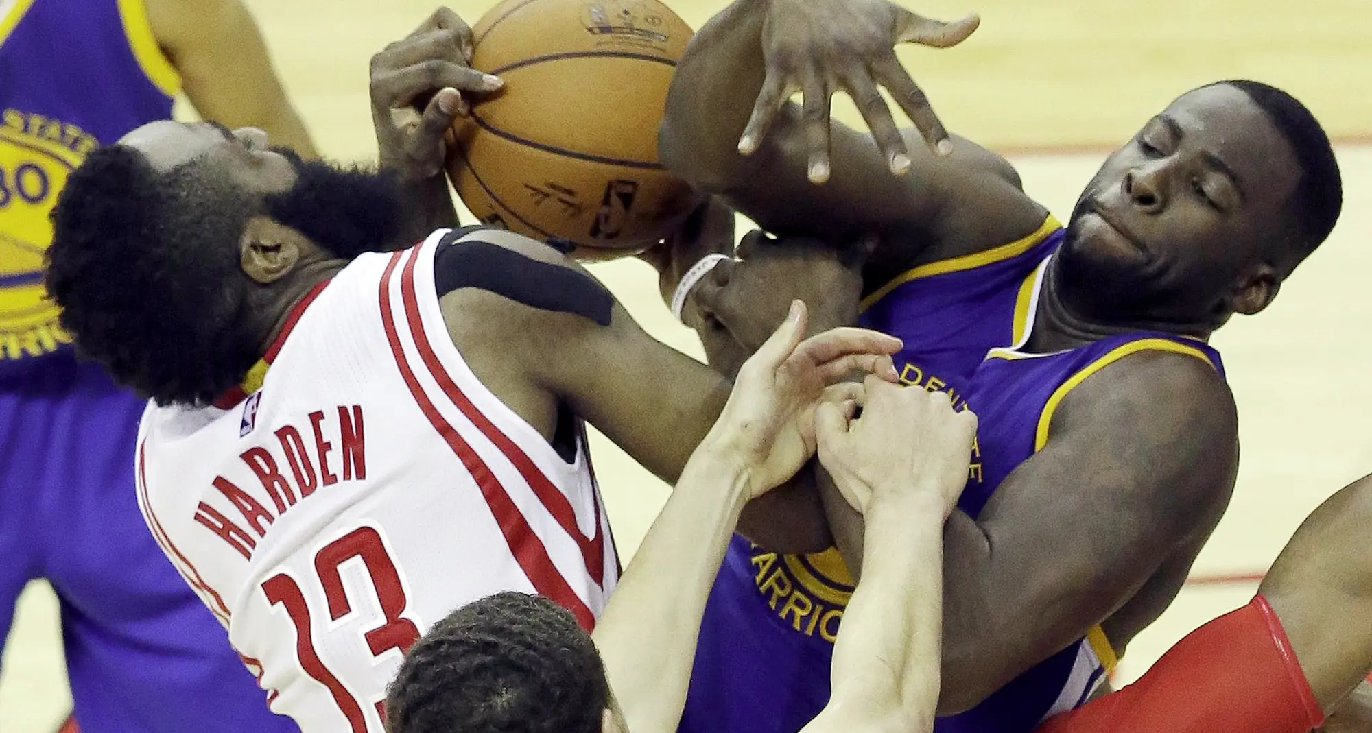 Basket Nba: super Harden, Houston sopravvive nella finale ad Ovest