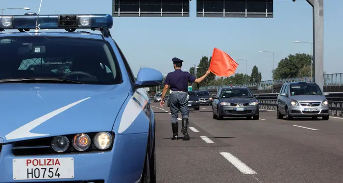 Bus di studenti contro Tir: venti feriti sulla A14