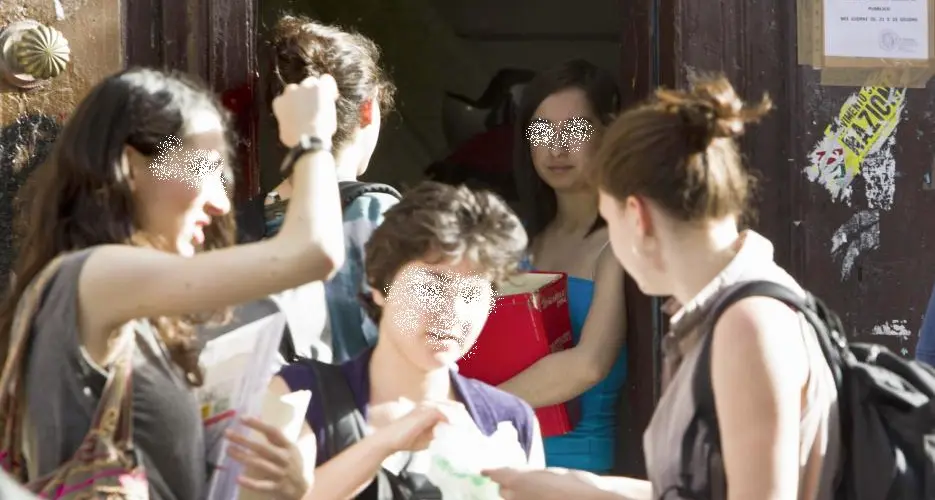 Atti osceni davanti a due ragazze: assolto perché affetto da dipendenza sessuale