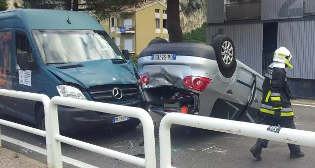 torbole scontro auto rovesciata