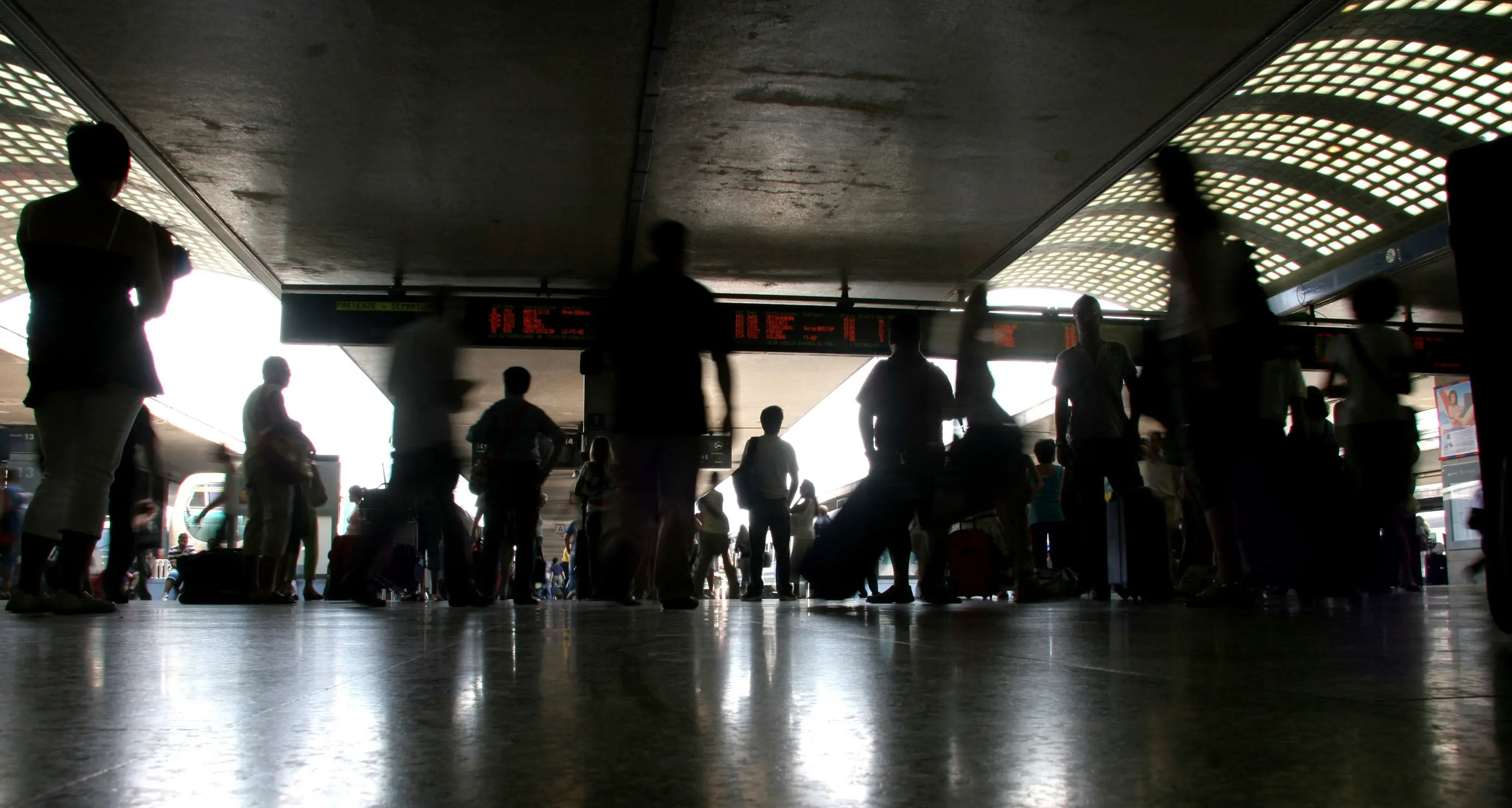 Roma, arrestate otto persone Adescavano ragazzini rom in stazione