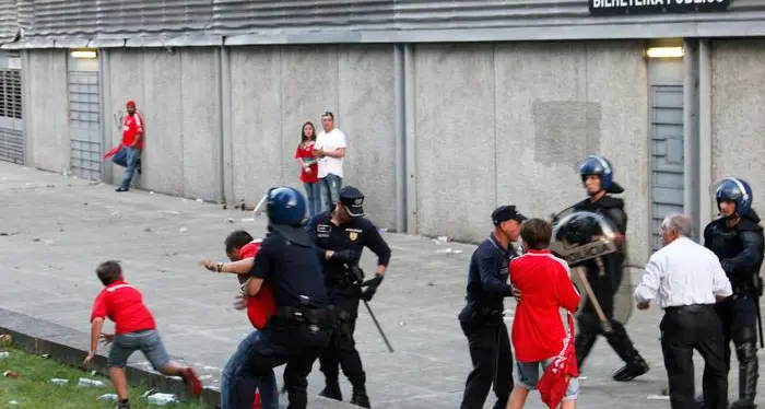 Portogallo, tifoso pestato dalla polizia davanti al figlio
