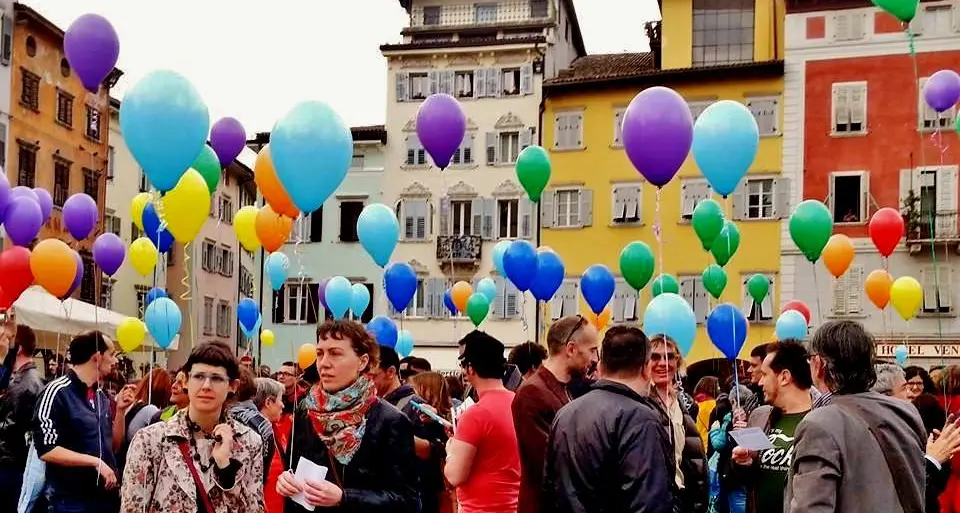 Piazza d'Arogno arcobaleno per dire no all'omofobia