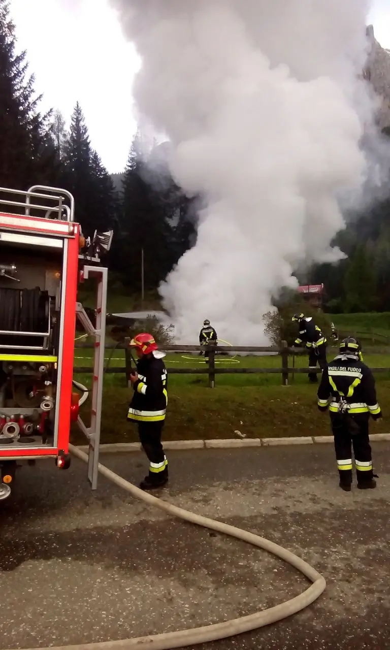 Baita in fiamme a Pozza di Fassa