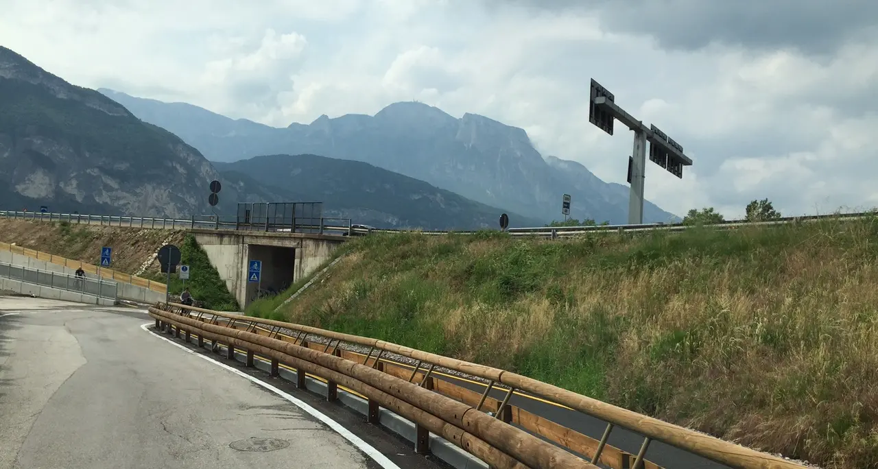 Incrocio pericoloso tra strada e ciclabile tra via Brennero e via 4 Novembre