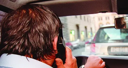 Ha un figlio autistico, multa annullata. Parlava al telefono mentre guidava