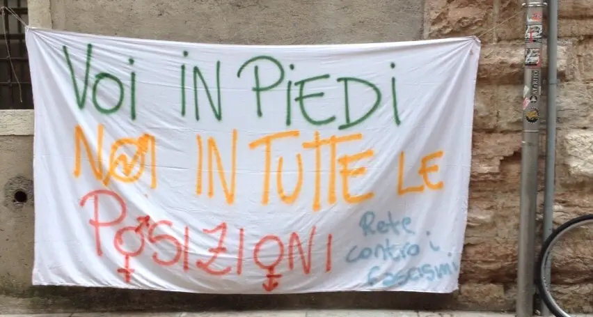 A Trento una doppia manifestazione in piazza Sentinelle in piedi (e blindate) e Arcigay