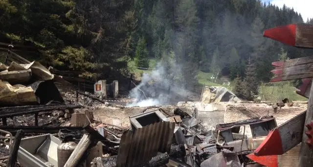 Incendio nella notte in val di Fassa. Distrutto il ristorante Baita Monzoni
