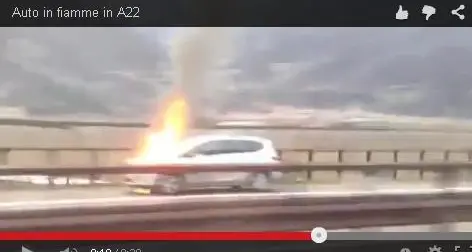 Paura in A22: tampona un camion e l'auto prende fuoco