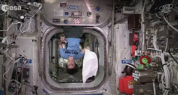 AstroSamantha in video a testa in giù per il Towel Day