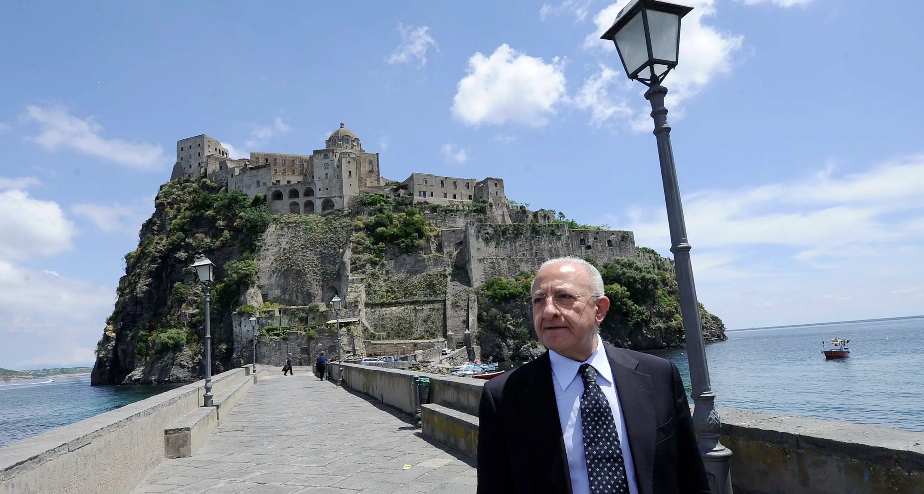 Regionali, scandalo impresentabili e una «tegola» per De Luca