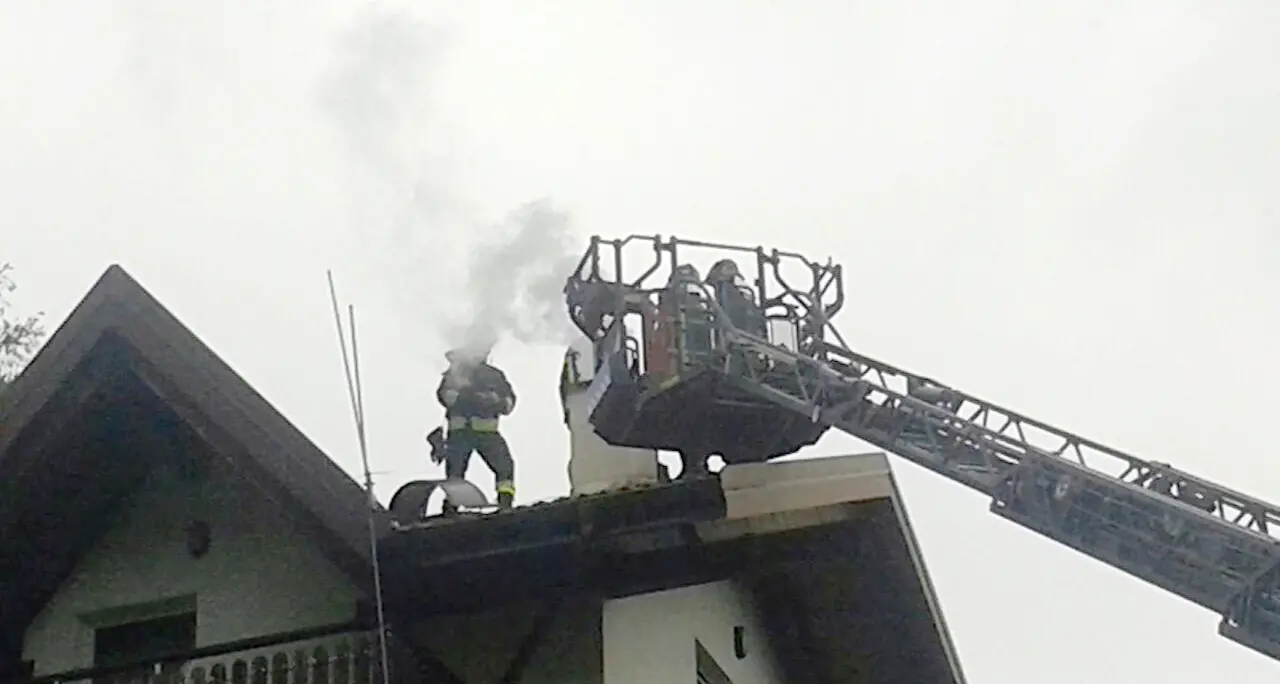 Camino in fiamme allarme a Vaneze