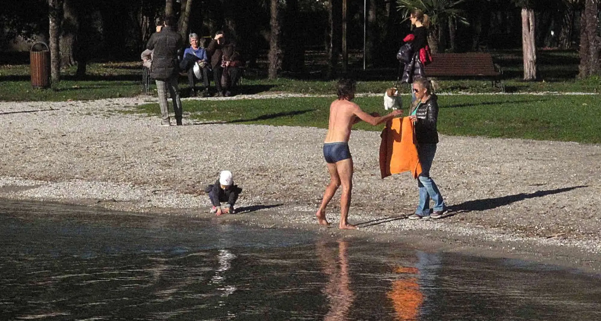 Riva, bagno nel lago a metà novembre