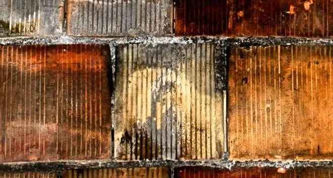 Cristo «apparso» sul mattone grezzo, parroco perplesso