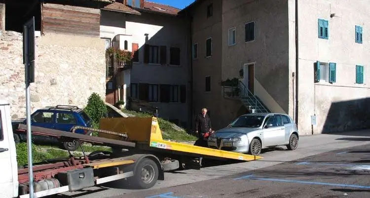 A fuoco la sua macchina Dominici: andrò in pellegrinaggio