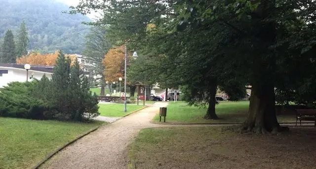 Accoltellato nella notte nel parco di Levico Terme