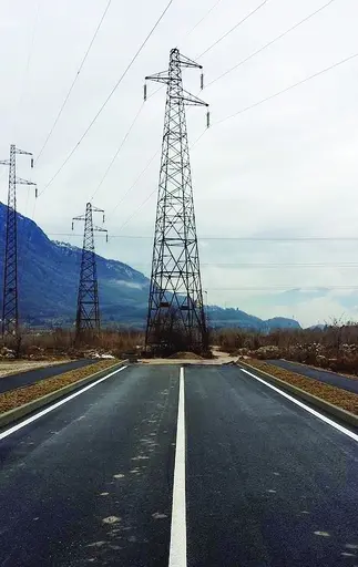 A Mori c'è la strada che termina nel traliccio