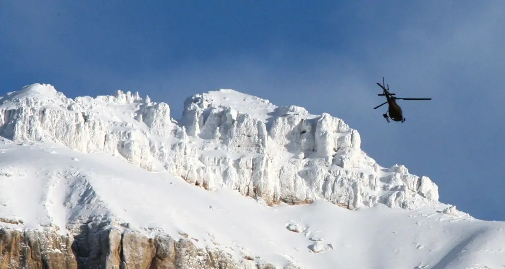 Massa di neve si stacca sul Pordoi, allarme valanghe