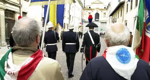 Rubata la corona dedicata a Pasi