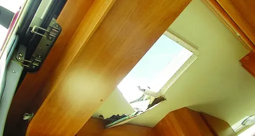 Sasso sul camper, si salvano in due
