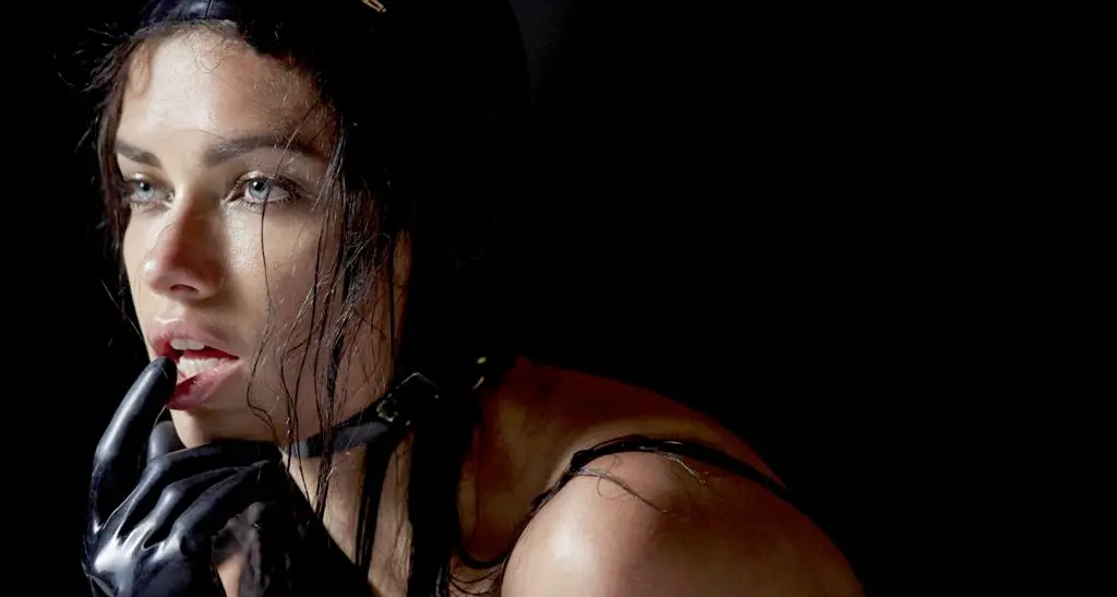 Ironia e sensualità nel nuovo calendario Pirelli 2015