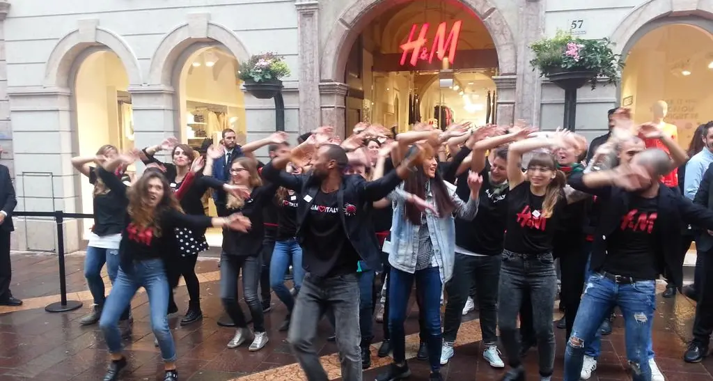 H&M, il giorno dell'apertura Musica, ballo e shopping sfrenato