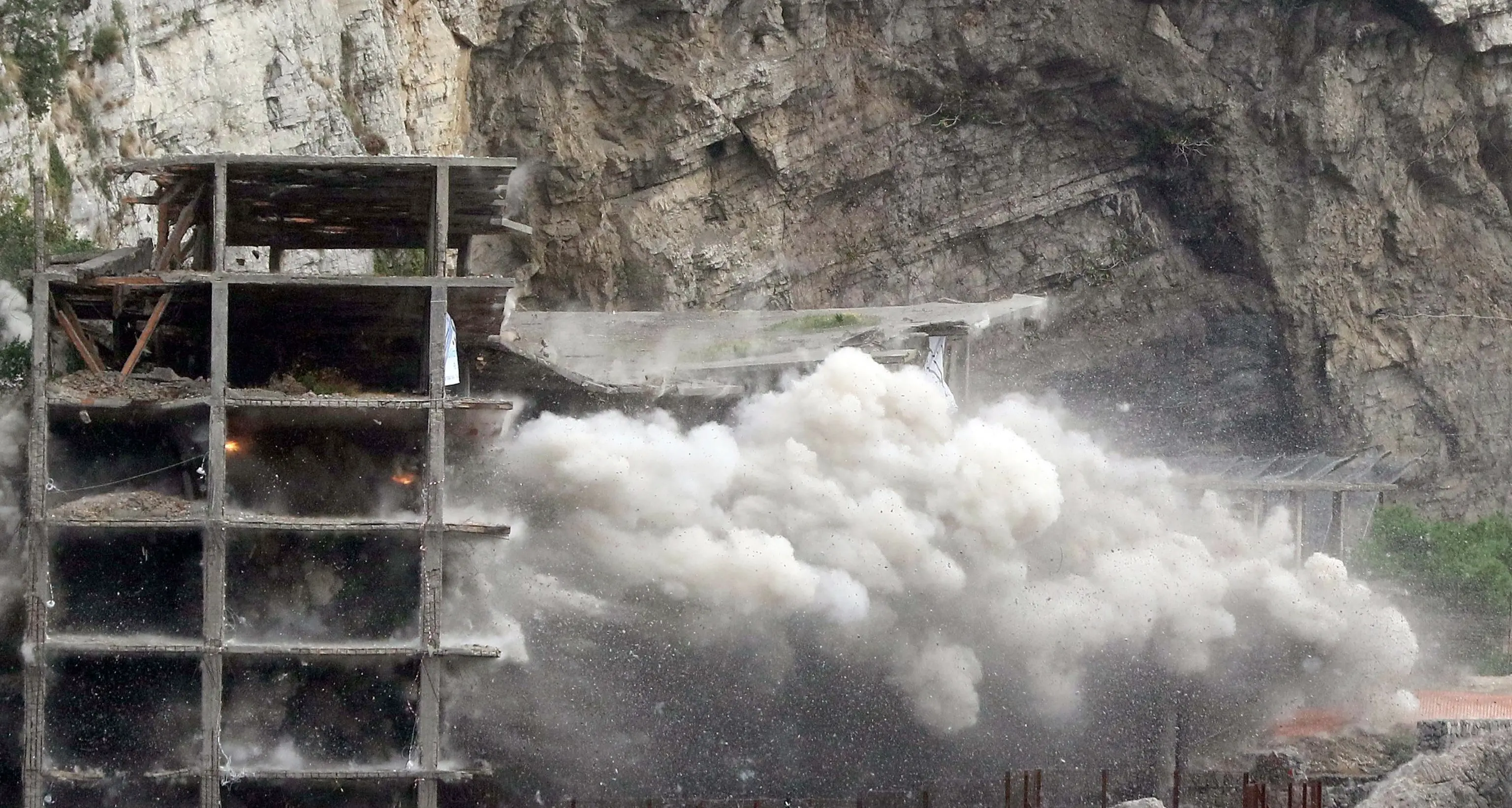 Abbattuto con l'esplosivo l'ecomostro di Alimuri a Sorrento