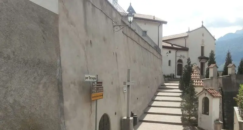 Fulmine a ciel sereno a Borgo Chiude il convento dei frati