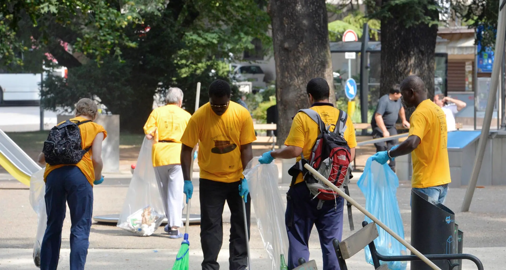 Volontari e «senza tetto» ripuliscono la città