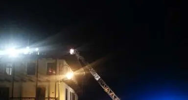 Valle S. Felice: tetto in fiamme nel centro del paese