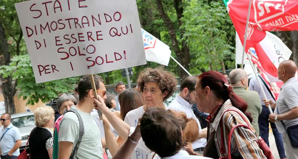 Taglio dei vitalizi, riforma in aula Le proteste fuori dal Palazzo