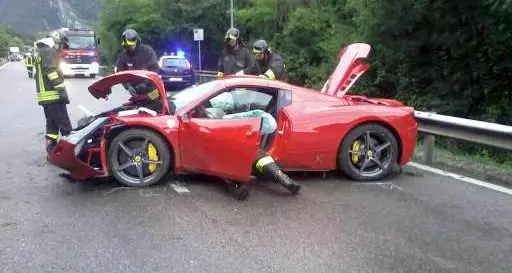 Imprenditore perginese si schianta in Ferrari