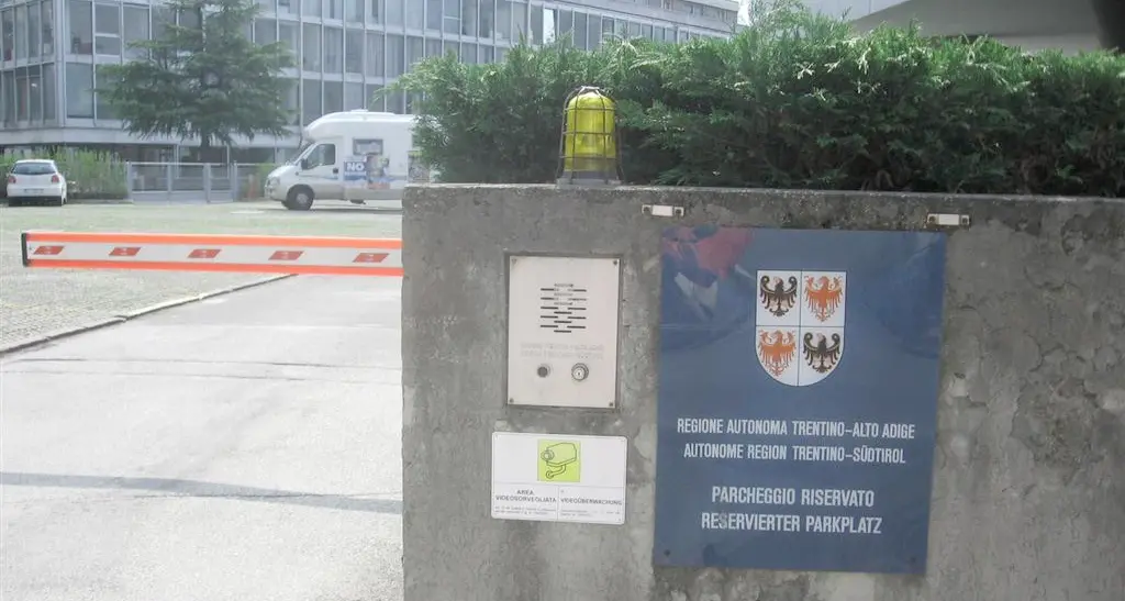 Oltre al vitalizio il parcheggio gratis