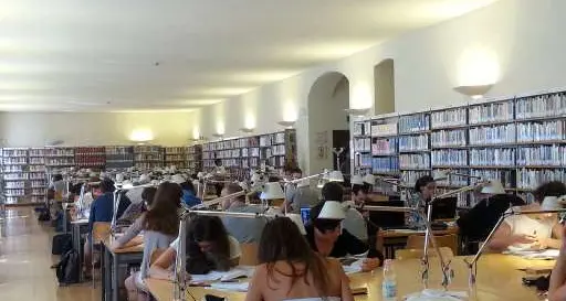 Riapre la biblioteca, presa d'assalto