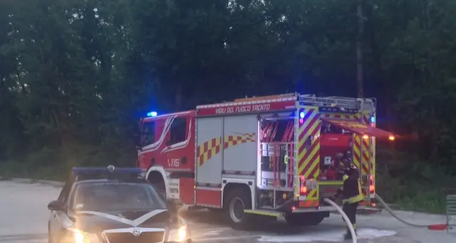 Una baracca in fiamme alla ex Carbochimica