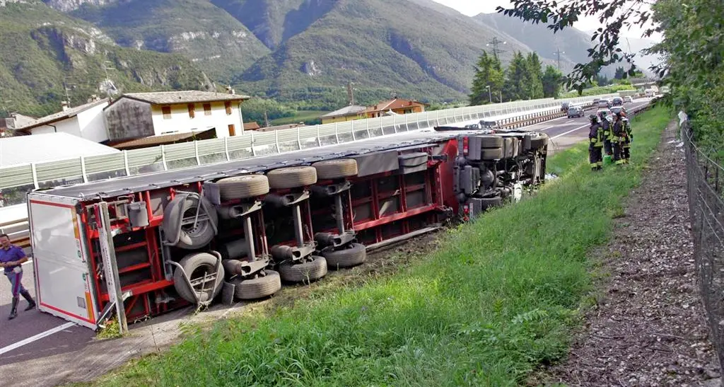 Un Tir ribaltato in A22: lunghe code tra Ala e Affi