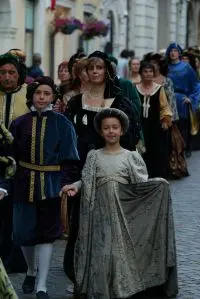 Corteo storico con carri allegorici ma senza i rievocatori in costume