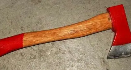Trova i ladri in casa Li allontana con l'ascia