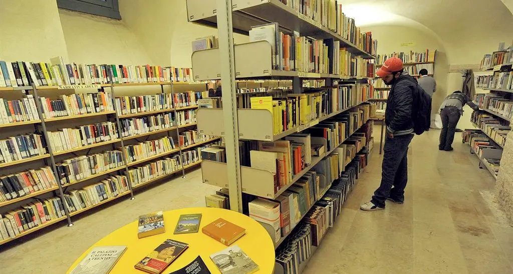 La biblioteca mette in vendita quattordicimila libri