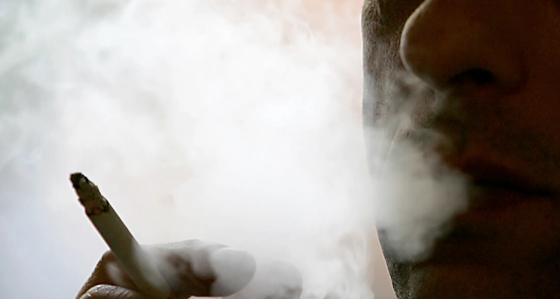 Fuma e viene multato «Non ho soldi per pagare»