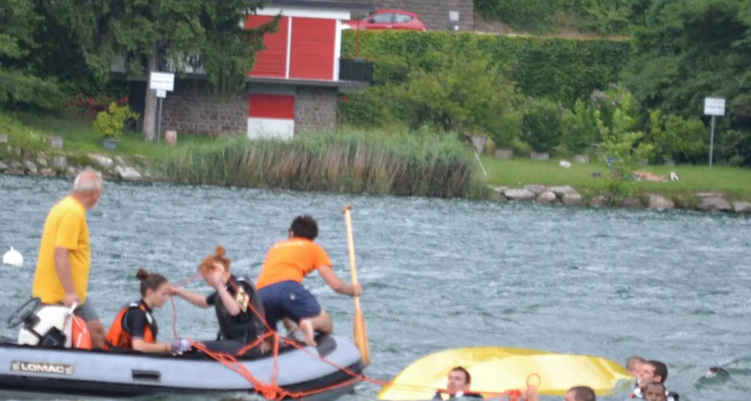 Dragon boat ribaltati: quaranta persone in acqua