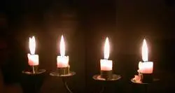 Candele accese per la pace