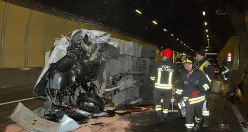 Un camion si ribalta, galleria verso Pergine bloccata